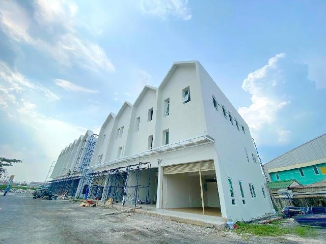 APL ลาดกระบัง 8.3 กม. ตลาดนครฉลองกรุง 2.1 กม. ให้เช่าอาคารพาณิชย์ 3 ชั้น ทันสมัย 18 ตร.วา.220 ตร.ม. รร.สาธิตนานาชาติ สจล