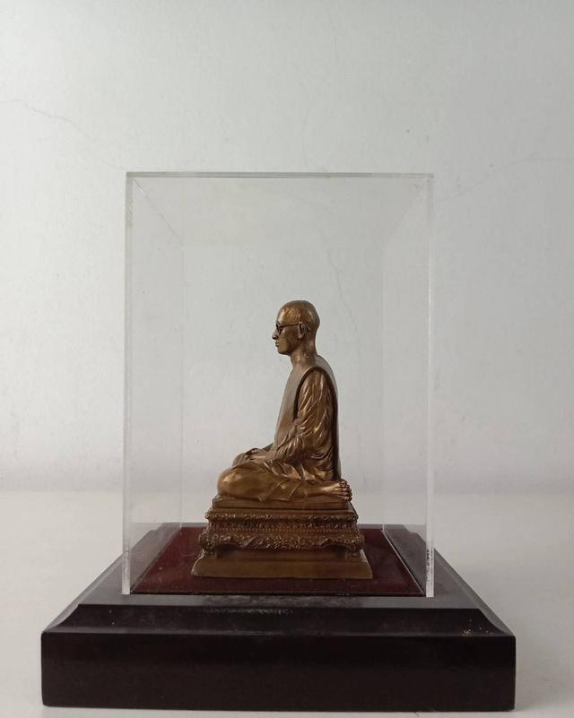 560.พระบรมรูปในหลวงทรงผนวช พลังแผ่นดิน ปี 2554 จัดสร้างเนื่องในวโรกาสครบวาระ 55 ปี ทรงผนวช