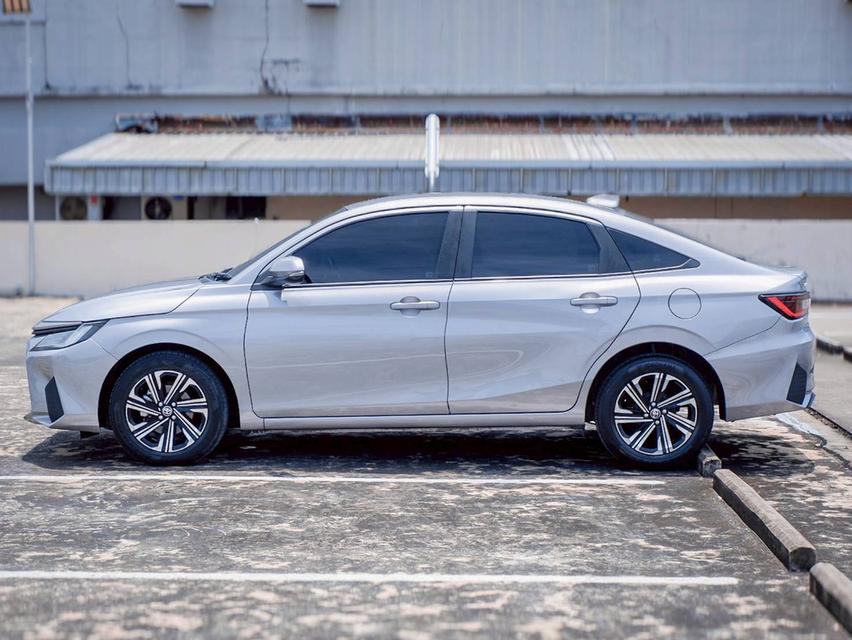 TOYOTA YARIS ATIV 1.2 Smart เกียร์ Auto สีเทา ปี2024 4
