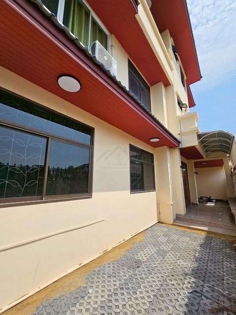 ให้เช่า บ้านเดี่ยว 3 ชั้น ลาดพร้าว 93 ใกล้รถไฟฟ้า สถานีมหาดไท เหมาะอยู่อาศัย ทำออฟฟิศ ** จดทะเบียนได้ 7 ห้องนอน 10