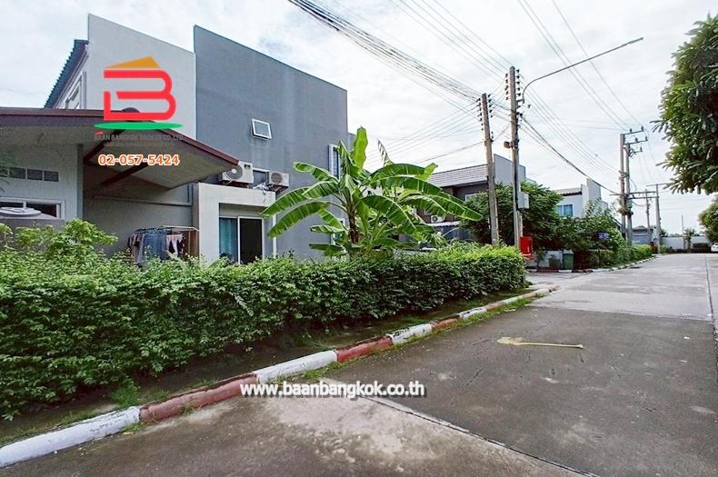 ทาวน์เฮาส์ หลังมุม หมู่บ้าน เดอะคัลเลอร์ส รังสิต-ลำลูกกา คลอง 4 เนื้อที่ 33.8 ตรว. ถ.รังสิต-นครนายก ต.ลาดสวาย อ.ลำลูกกา จ.ปทุมธานี