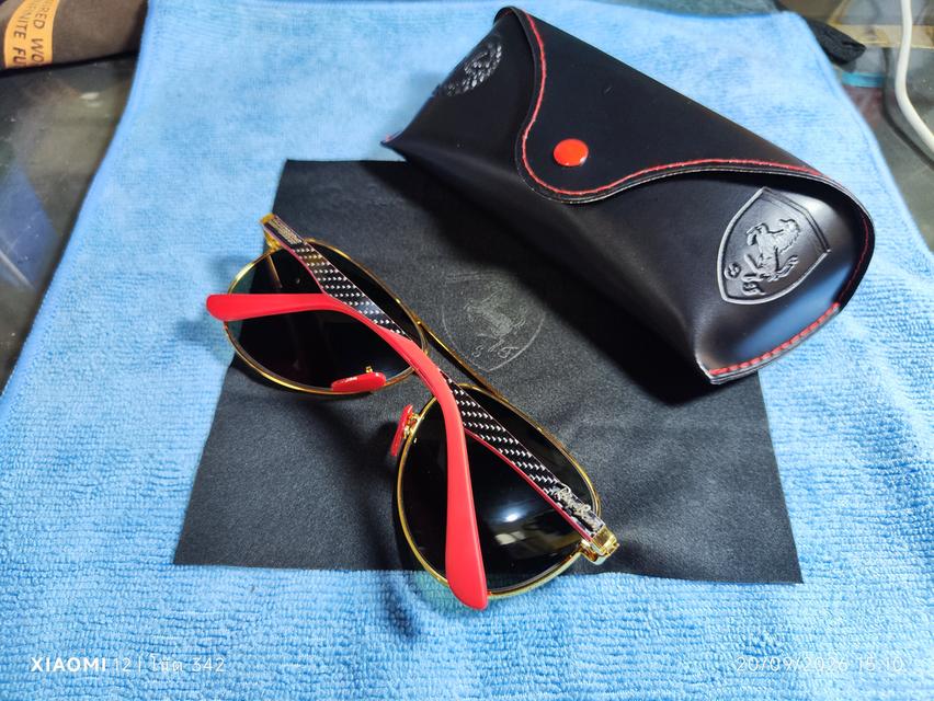 RayBan (คอลเลกชั่นพิเศษ Scuderia Ferrari) รุ่น RB8313-M (รหัสสี F008/71) เป็นแว่นทรงนักบิน (Aviator)กรอบสีทองเลนส์สีเขียวคลาสสิค เป็นเลนส์กระจก G-15 รูปย่อยที่ 2
