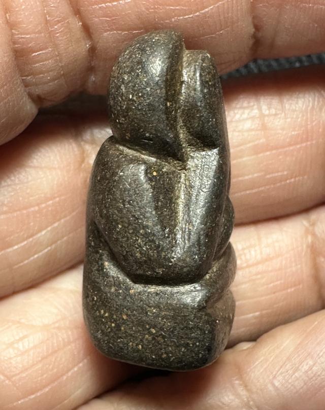 พระปิดตา เนื้อผงคลุกรักไม่ทราบที่ รูปที่ 3