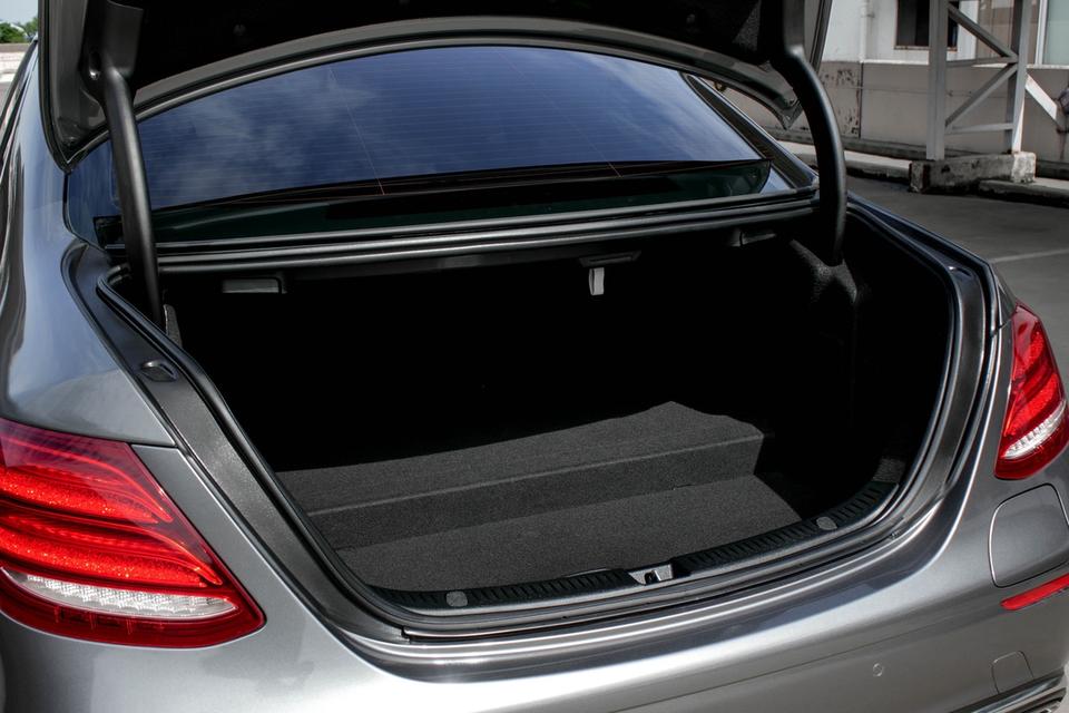 Mercedes-Benz E350e AVANTGARDE ปี 2019ไมล์ 73,xxx km.มาในราคาเพียง 739,000 บาท รูปที่ 8