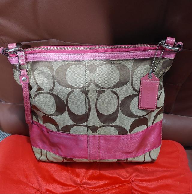 กระเป๋าสะพายไหล่ Coach รุ่น Signature Stripe Hobo ดีไซน์ยอดนิยมจากช่วงยุคปี 2009(F13674) ผ้าแคนวาสลาย C สีน้ำตาลกากีแถบคาดสายสะพายหนังสีชมพู รูปที่ 4