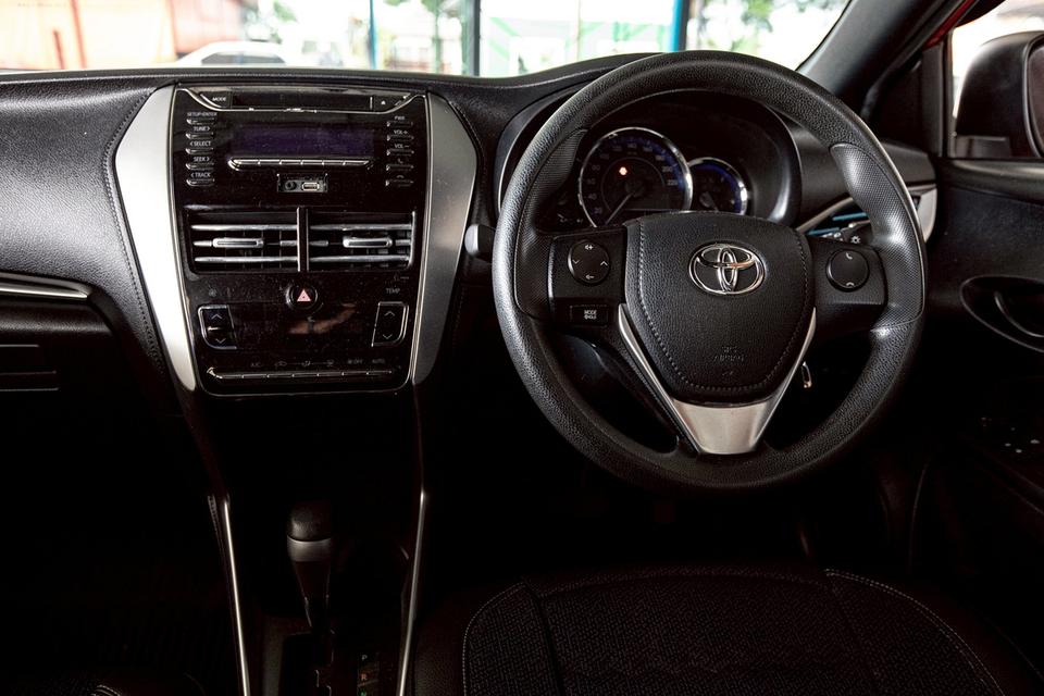 Toyota Yaris 1.2 Entry ปี 2018 สีแดง มือเดียวป้ายแดง  15
