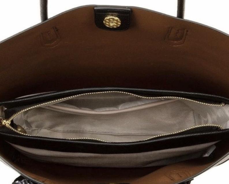 กระเป๋าสะพายทรงโท้ทสีดำ