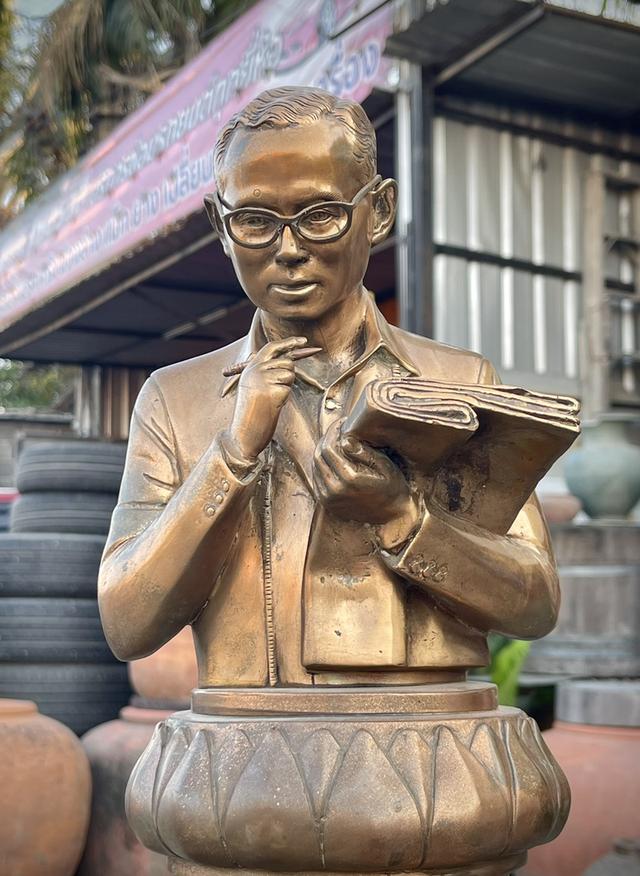 พระบรมรูปในหลวงรัชกาลที่9 ทรงงาน เนื้อทองเหลือง รุ่นวิริยะ Perseverance