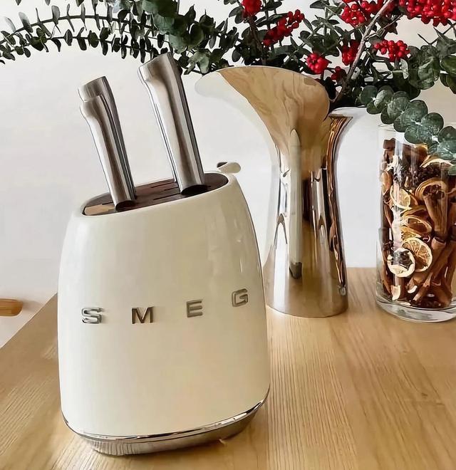 SMEG เซ็ตมีดทำครัวและกล่องเก็บ 2