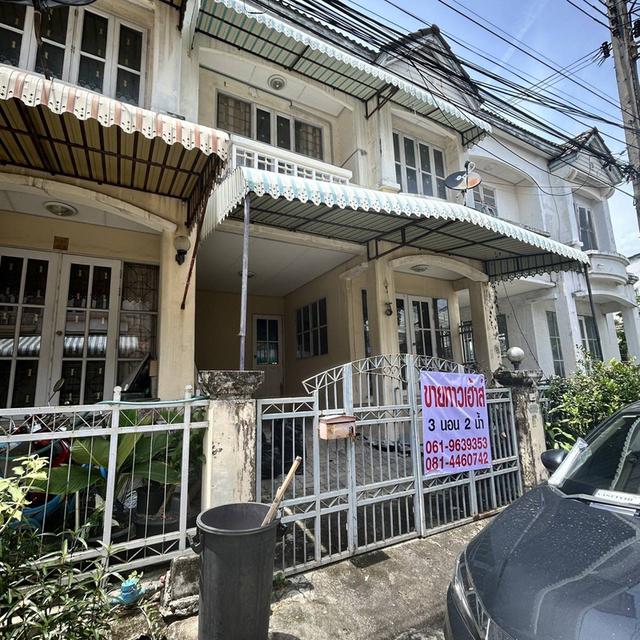 หมู่บ้านบุศรินทร์ ซอย 5 เข้าซอยมา10 เมตร เจอสี่แยกเลี้ยวซ้าย บ้านหลังที่ 2 ขวามือ 18