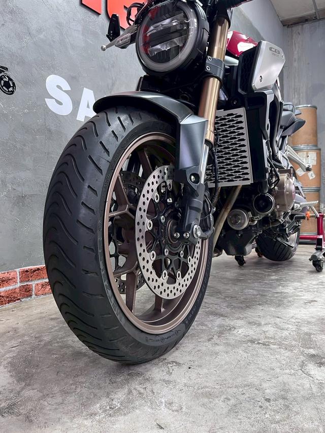 CB 650 R 11