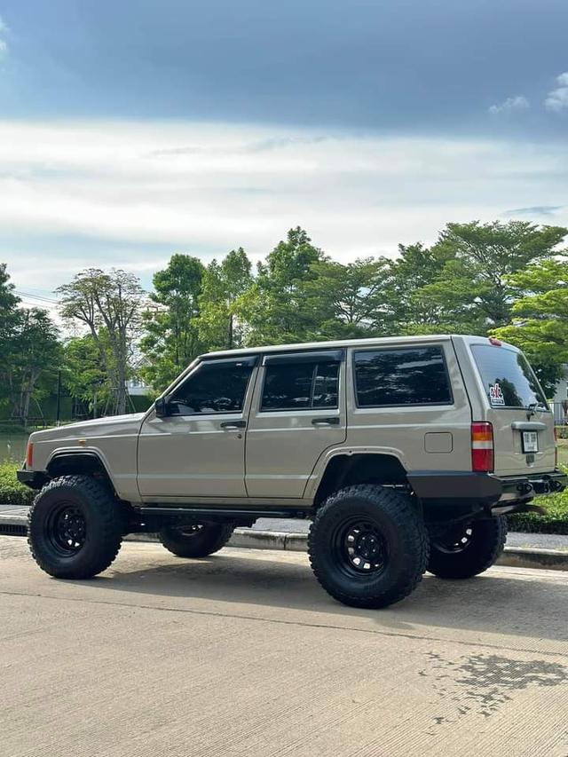 Jeep Cherokee สีสวย 2