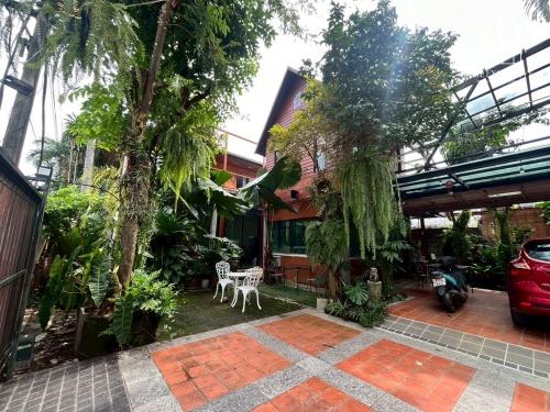 ขายด่วน ที่ดินพร้อมสิ่งปลูกสร้าง 3 หลัง พื้นที่กว้าง 170 ตร.ว. หมู่บ้านวาสนา ซอยหทัยราษฎร์ 11 มีนบุรี 10