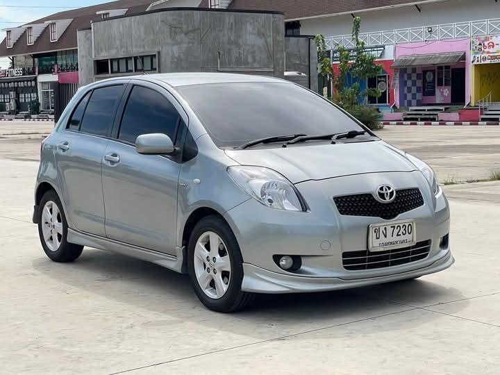 Toyota Yaris สีเทา