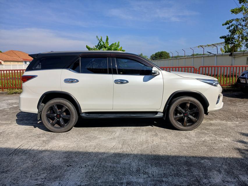 Toyota Fortuner 2.8TRD Sportivo Black Top 2WD ปี2016 รูปที่ 2