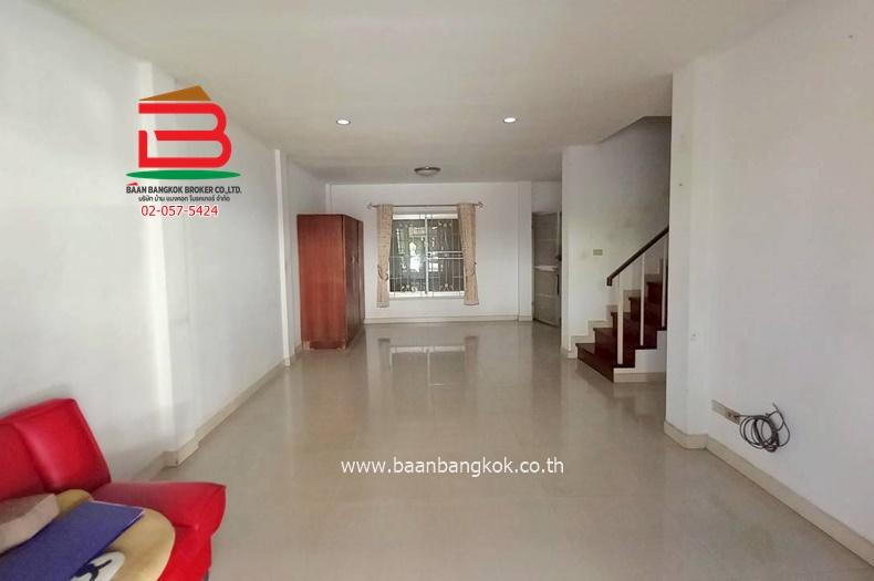 ทาวน์เฮาส์ หมู่บ้านประภาทรัพย์ 4 (ใกล้ห้างแฟชั่นไอส์แลนด์) เนื้อที่ 21 ตรว. แขวงบางชัน เขตคลองสามวา 6