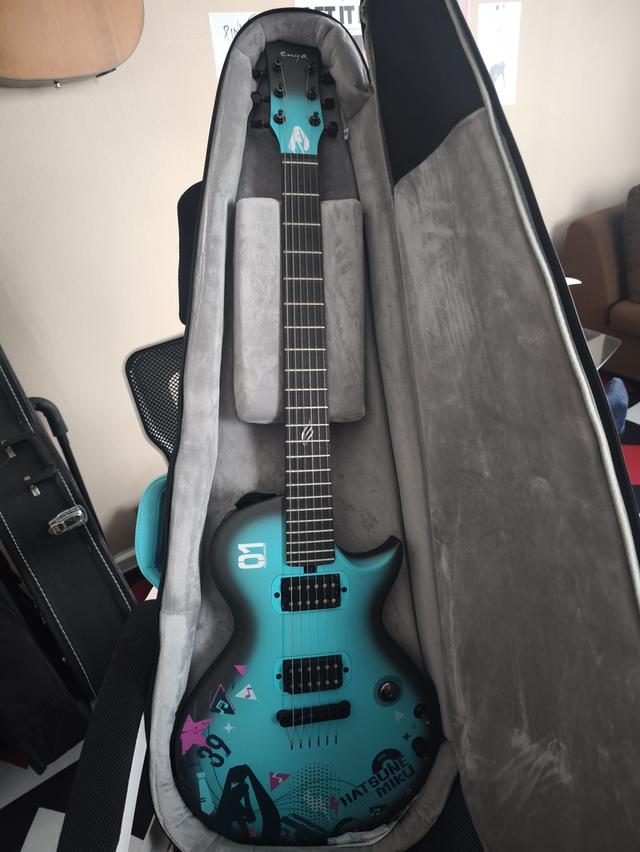 ขายคับซื้อมาไม่ได้เล่นใหม่คือมือ1เลยคับอุปกรณ์ครบทุกอย่างขาดแค่กล่องกะดาศที่ใส่มารุ่นlimited เลยครับซื้อมา15,990เช็คได้เลยคับผมขาย13,500พอ 2