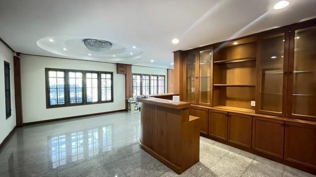 ขายบ้านหรูสไตล์คลาสสิกหลังใหญ่ มบ.มณียา 3 ท่าอิฐ 125.9 ตร.วา ตกแต่งด้วยไม่สัก-ไม้ประดู่ พร้อมสวนร่มรื่นและความเงียบสงบเป 8