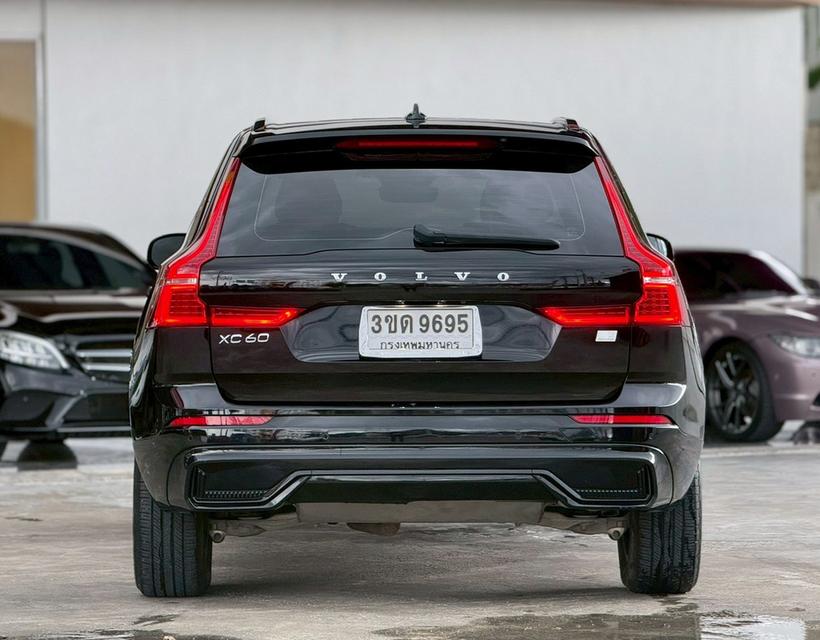 VOLVO XC60 2.0 RECHARGE T8 R-DESIGN AWD ปี 2022 โฉม ปี14-ปัจจุบัน สีดำ รูปที่ 5
