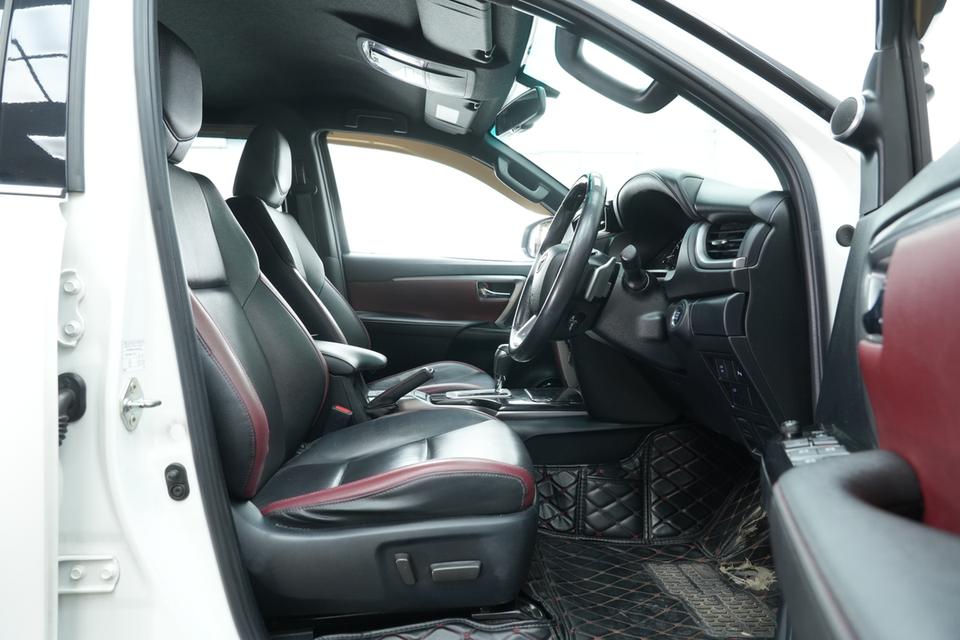 2020 TOYOTA FORTUNER 2.4 Legender 2WD (BLACKTOP) SUV สีขาว-ดำ เลขไมล์ 89220 กม. 11