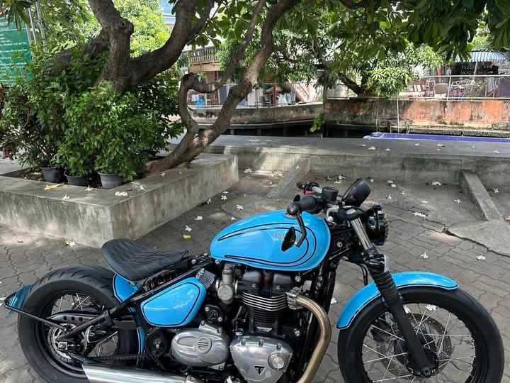 Triumph Bonneville Bobber สีฟ้า 1