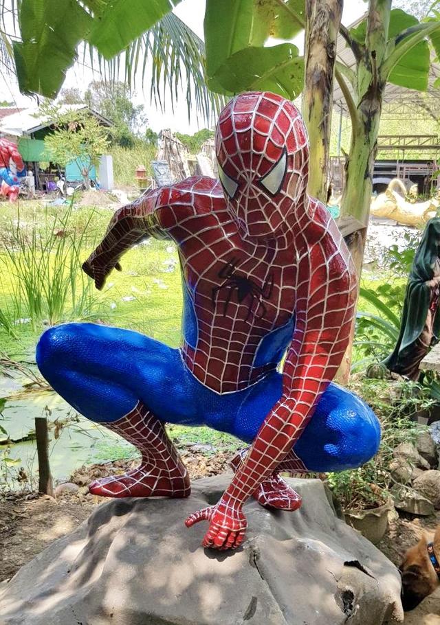 หุ่นฮีโร่สไปเดอร์แมน หุ่นสไปเดอร์แมนไฟเบอร์กลาส ท่านั่ง มือหนึ่ง เท่าคนจริง 5