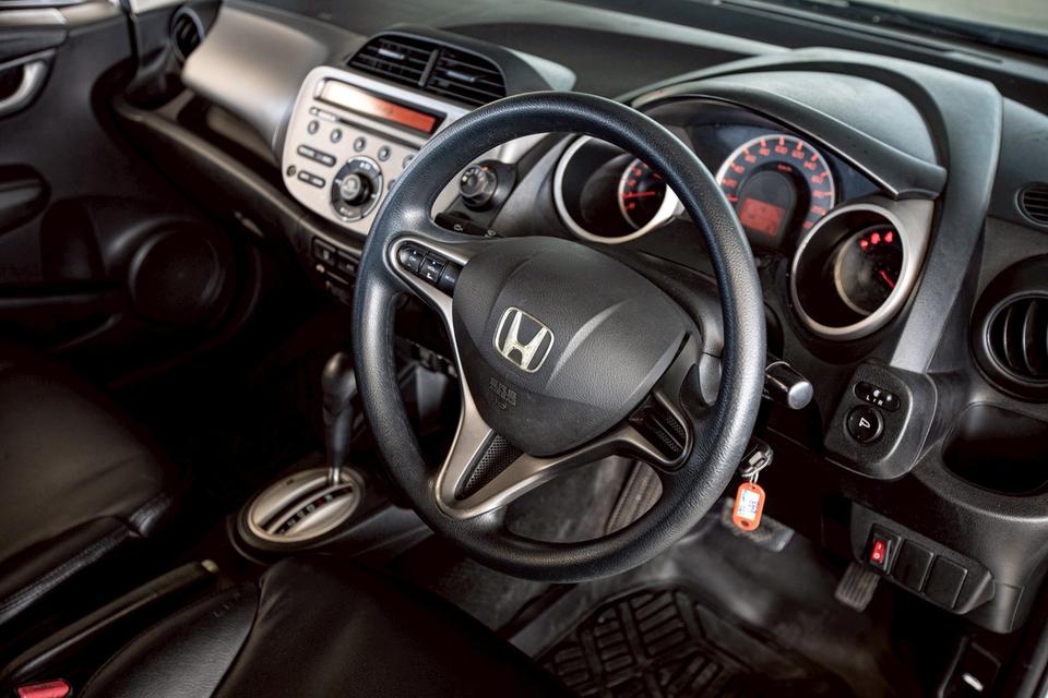 Honda Jazz 1.5 V ปี 2013 AT สีขาว สวยสภาพดี 15