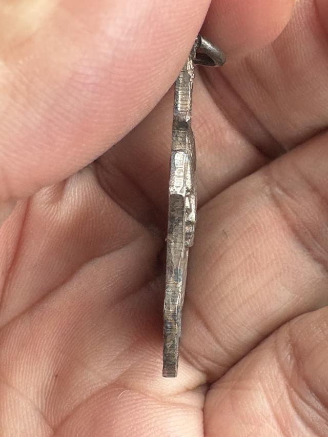 หลวงพ่อเกษม เหรียญเนื้อเงิน เลี่ยมกันน้ำเงินแท้ กองพันเชียงใหม่ 2518  เป็นเนื้อเงิน 1 ใน 299 เหรียญที่สร้างทั้งหมด