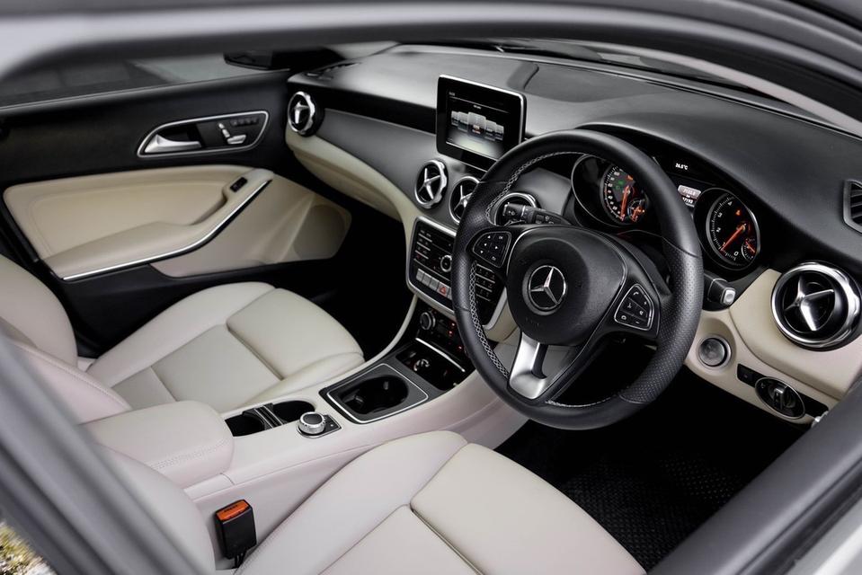 Mercedes Benz GLA200 Urban Cosmos Black 2019 รูปที่ 8