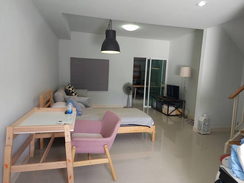 หมู่บ้าน เดอะคัลเลอร์วงแหวน รามอินทรา2 ซ.สุเหร่าคลองหนึ่ง 15 บางชัน คลองสามวา กทม. ขนาด 25.90\ตารางวา 3นอน 2ห้องน้ำ เตียง +แอร์ 2ห้องนอน พร้อมต่อเติ 18