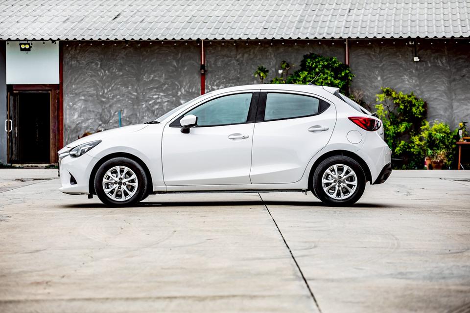 Mazda 2 1.5 XD Sport ดีเซล ปี 2015 สีขาว มือเดียวป้ายแดง 9