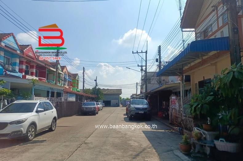 ทาวน์เฮาส์ หมู่บ้าน คัทลียาวิลล์ (ซอยลำลูกกา 49) เนื้อที่ 21 ตรว. ถนนลำลูกกา ตำบลลาดสวาย อำเภอลำลูกกา จังหวัดปทุมธานี 3