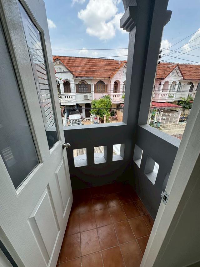 🔑 **ทาวน์เฮาส์รีโนเวทใหม่ ราคาจับต้องได้ ใกล้รถไฟฟ้าสายสีชมพู** 🔑 13