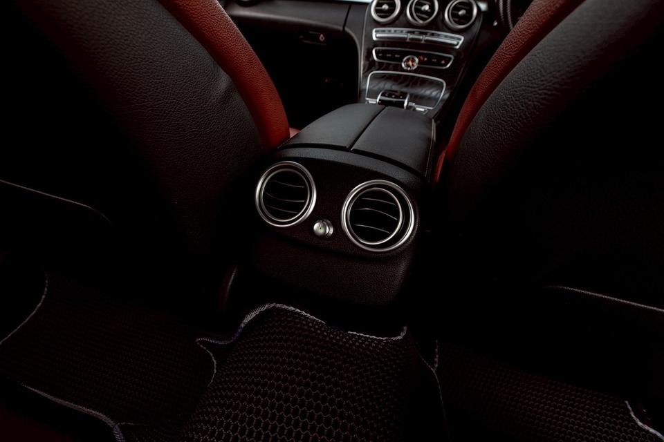 Benz C300 AMG Bluetec ปี 2015 สีเทา เบาะแดง  17