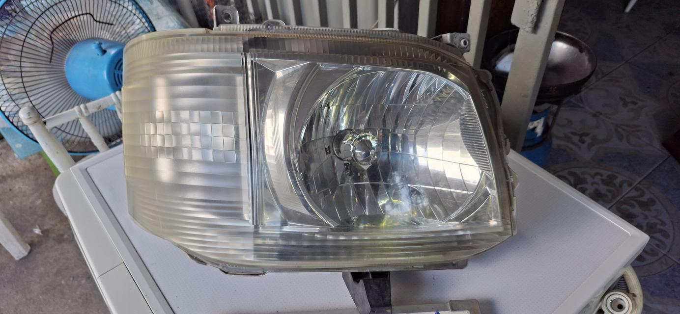 ขาย ไฟหน้า Toyota Commuter หรือ Hiace รุ่นปี 2005-2009. ข้างขวา ของแท้ มือสอง สภาพนางฟ้าราคา 1,500 บาท สุขุมวิท 101 ครับ รูปย่อยที่ 2