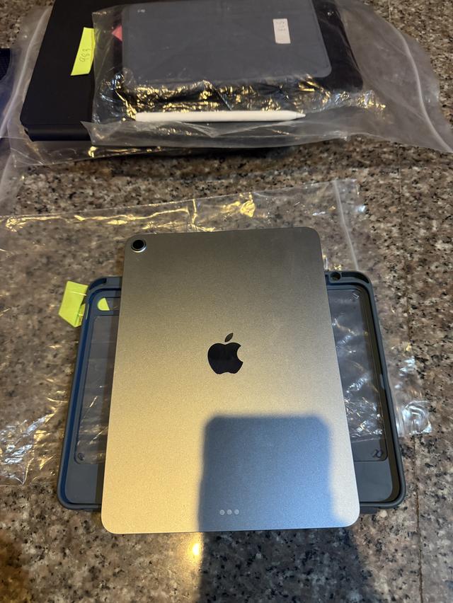 ขายๆๆๆถูกๆๆiPadAir11 M3 สีSpace Gray 256กิ๊กWifi Only คับใช้งานดีทุกๆฟังชั่นสูนTrueทุกๆฟังชั่นรีสโตได้ตลอดไม่มีติดไอคราว Model TH/A ( จอสวยๆขาวจั๊วไม่ 2