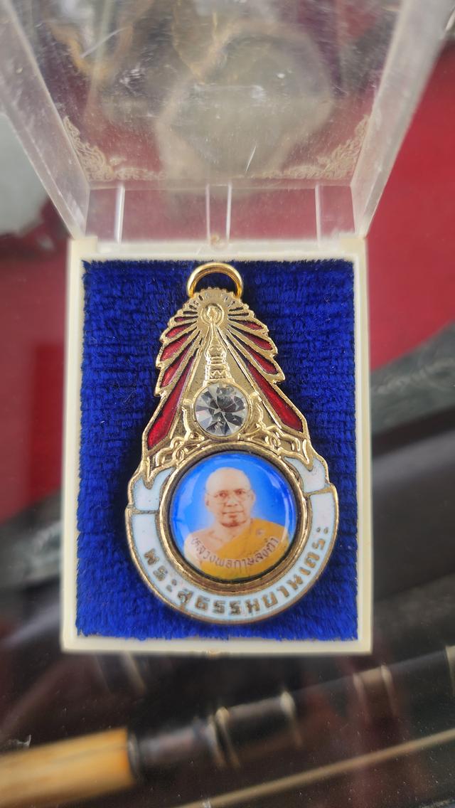 เข็มกลัดมงกุฎเพชร ของ หลวงพ่อฤาษีลิงดำ
