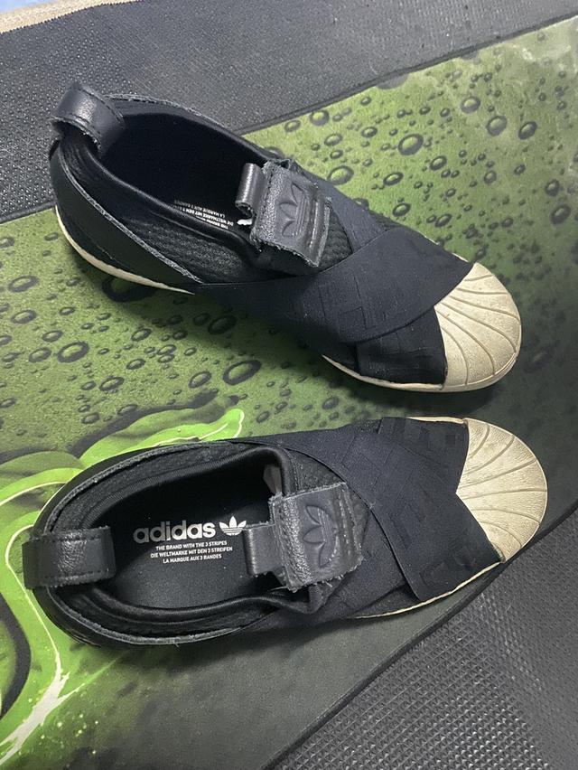 รองเท้า Adidas