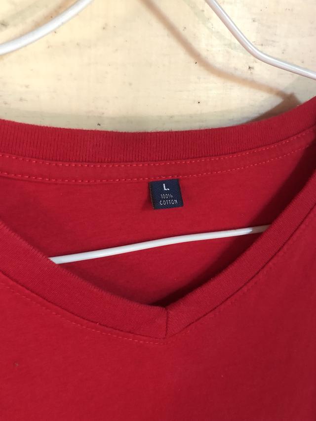 เสื้อคอวีสีแดง สภาพ99% 3