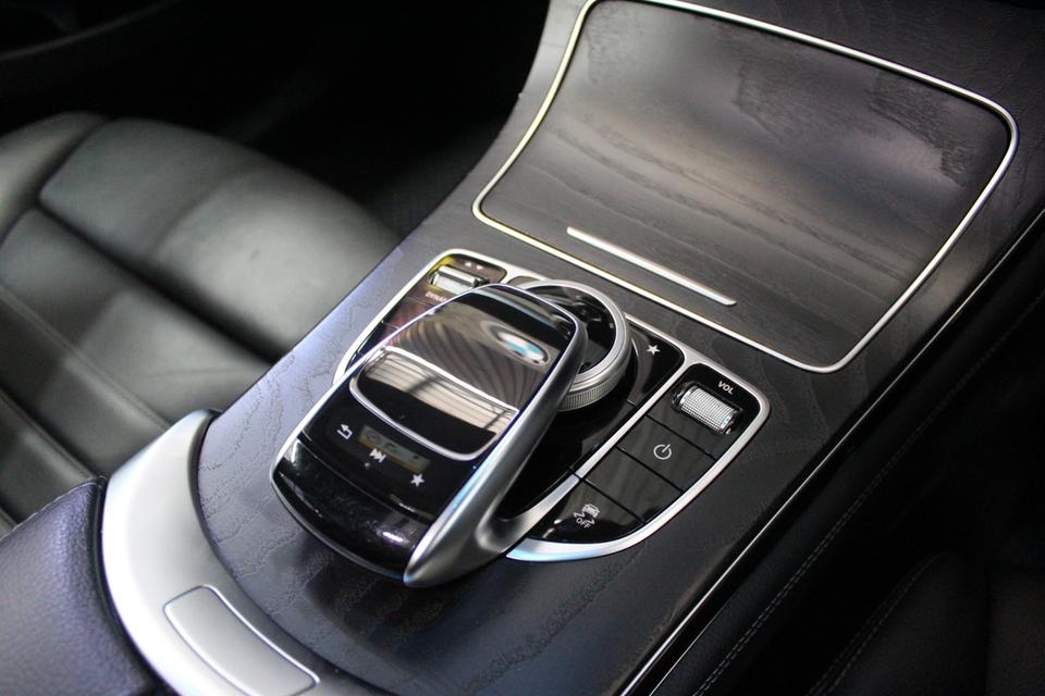 รหัสรถ JRS413 Benz GLC250 Coupe 4Matic Amg ปี 2018 วิ่งเพียง  120,000 km รถตัวถังเดิมสวย รูปที่ 10