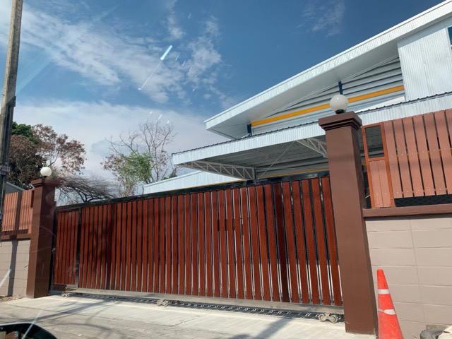 ให้เช่าโกดังคลังสินค้าใหญ่ พื้นที่โกดังประมาณ 1900 ตร.ม. พร้อมลานขนส่งและจอดรถด้านหน้า ซอยเทพารักษ์ 82 สมุทรปราการ ทำเลดีใกล้ BTS ศรีเทพา 6