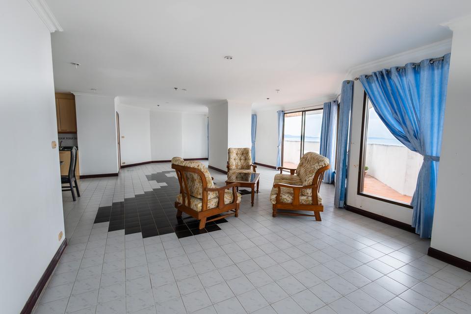 Spacious Sea View Condo in Paradise Condominium, Pattaya 2