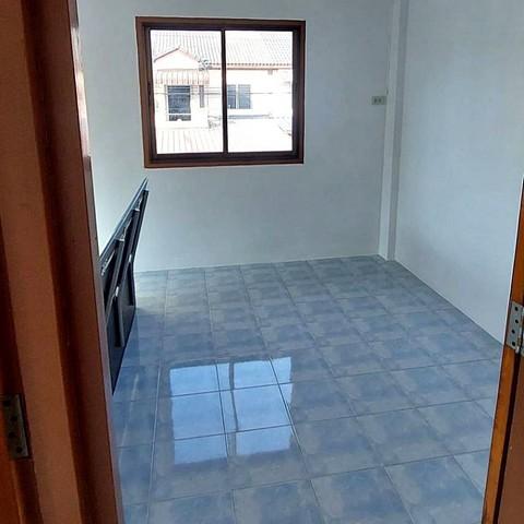 ขายบ้านห้วยกะปิเมืองชลบุรี ขายบ้านแฝด 2 ชั้น หมู่บ้านรุ่งอรุณเนื้อที่ 40 ตารางวา 3 ห้องนอน 2 ห้องน้ำ 6