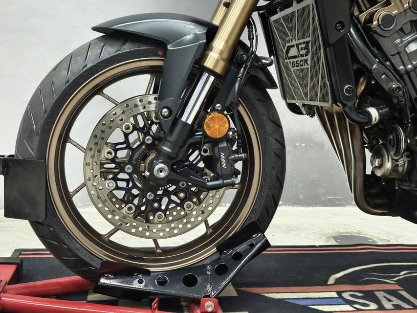 HONDA CB650R ปี 2024 E-Clutch รถมือเดียว สภาพเหมือนรถใหม่ รูปที่ 18