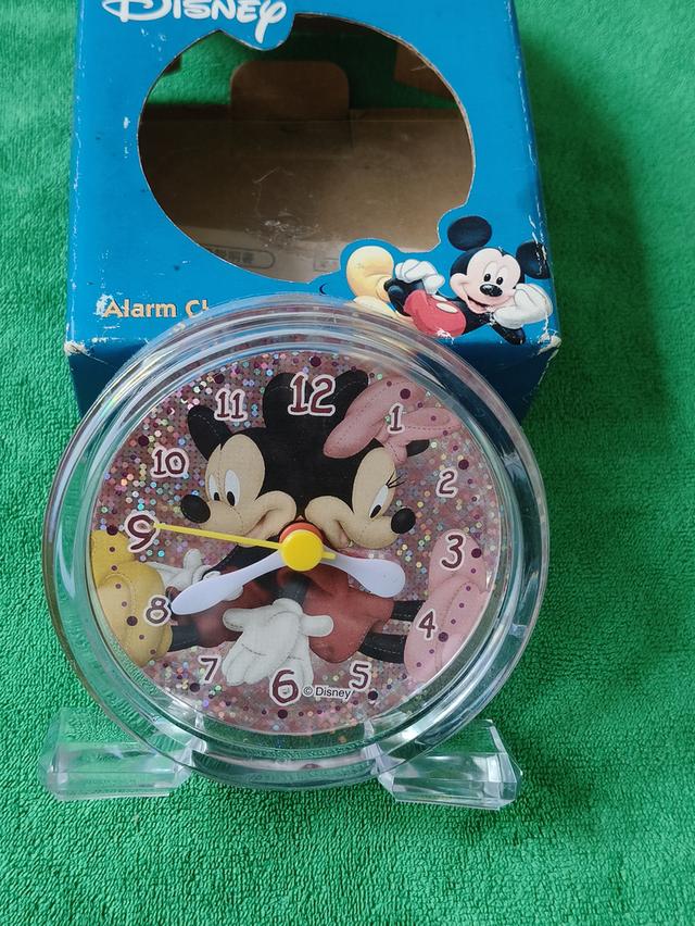 นาฬิกาปลุกตั้งโต๊ะ Mickey & Minnie Mouse กลิตเตอร์กากเพชร (Liquid Glitter Alarm Clock) ลิขสิทธิ์แท้จาก Disney จุดเด่นอยู่ที่ตัวเรือนหน้าปัด