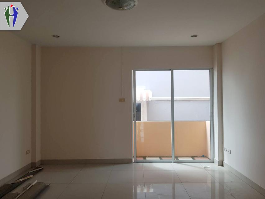 อาคารพาณิชย์ ในซอยเขาตาโลพัทยา ให้เช่า • ชั้นที่ 1 สามารถทำการค้าได้ ,ขนาด 18 ตรว. • ชั้นที่ 2 แบ่งเป็นห้อง สามารถทำเป็นออฟฟิศ หรือห้องพักอาศัยได้ ไ 6