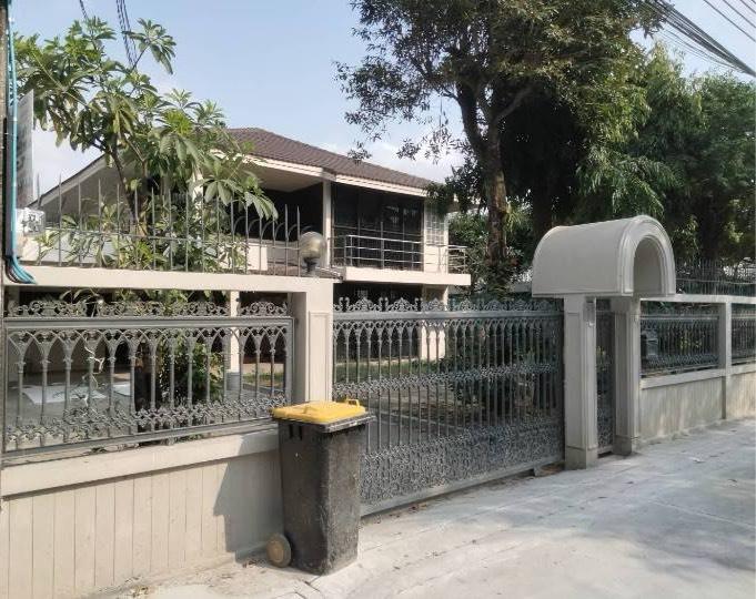 บ้านให้เช่า143ตรว.ถ.รามคำแหง60เข้าทางรามคำแหง68และกรุงเทพกรีฑา7สามารถจดในนามบริษัทได้ จอดรถได้หลายคัน ถนนหน้าบ้านกว้าง เดินทางสะดวก ว่างพร้อมเข้าอยู่ 1