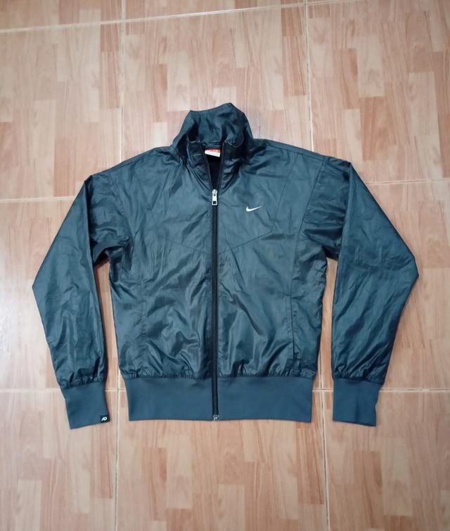 NIKE เสื้อคลุมผ้าร่มมีซับ ปักโลโก้หน้าอก น้ำหนักเบา ใส่สบายๆ สภาพดี ไม่มีตำหนิเปื้อนขาด