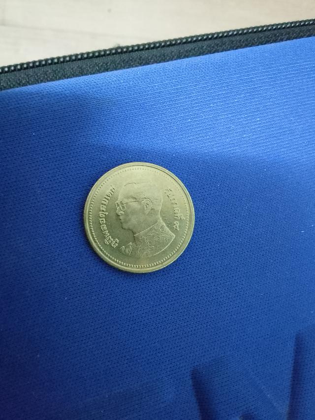 เหรียญ 2 บาทสีทอง ปี 2557 จำนวน 1 เหรียญ รูปที่ 2