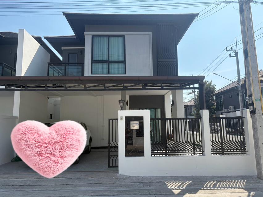 บ้านแฝด อยู่ถนนข้าวหลามบางแสนชลบุรี 1